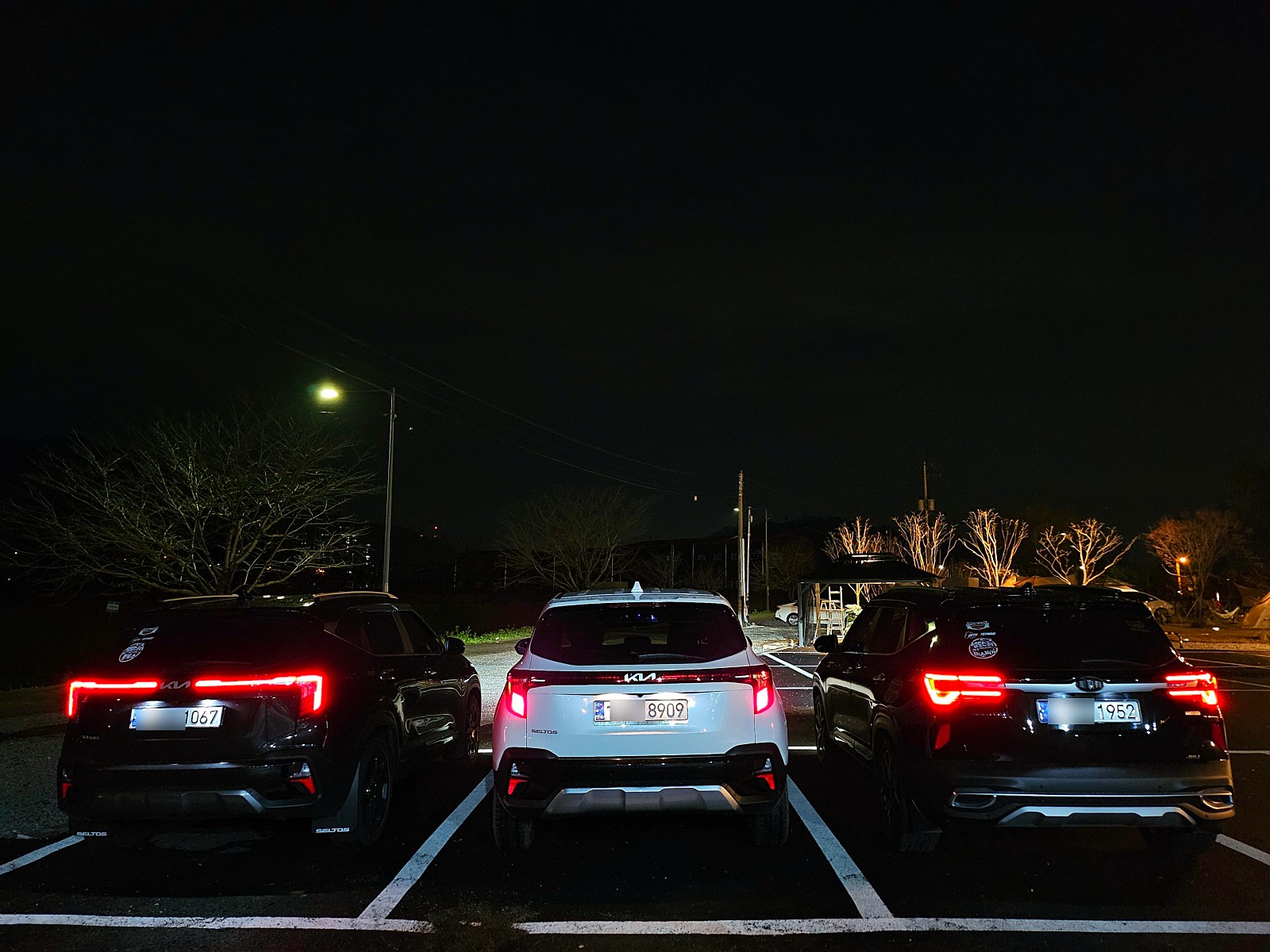 텍스트, 차량, 육상 차량, 야외이(가) 표시된 사진
자동 생성된 설명