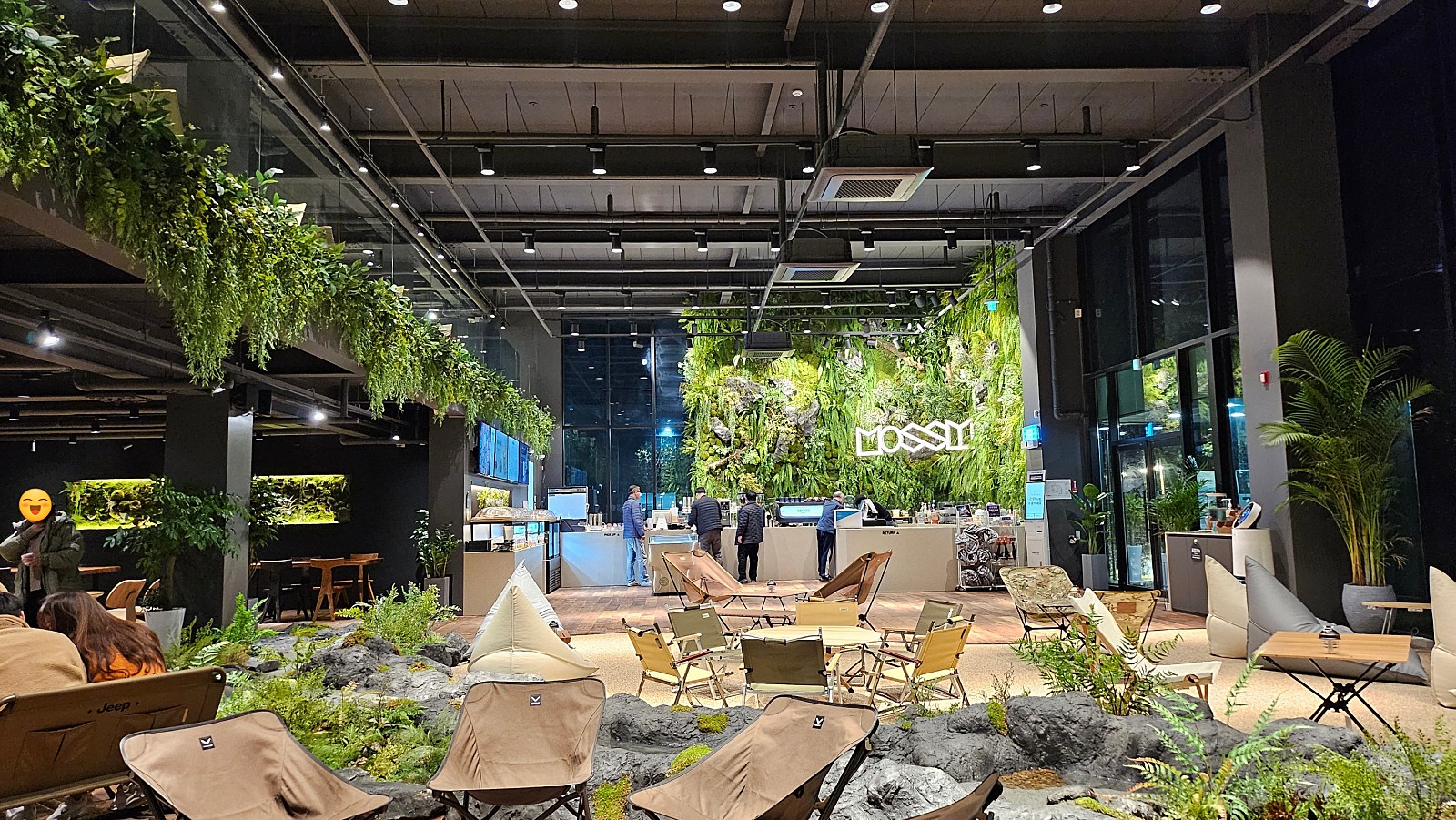 테이블, 의자, 가구, 실내용 화초이(가) 표시된 사진
자동 생성된 설명