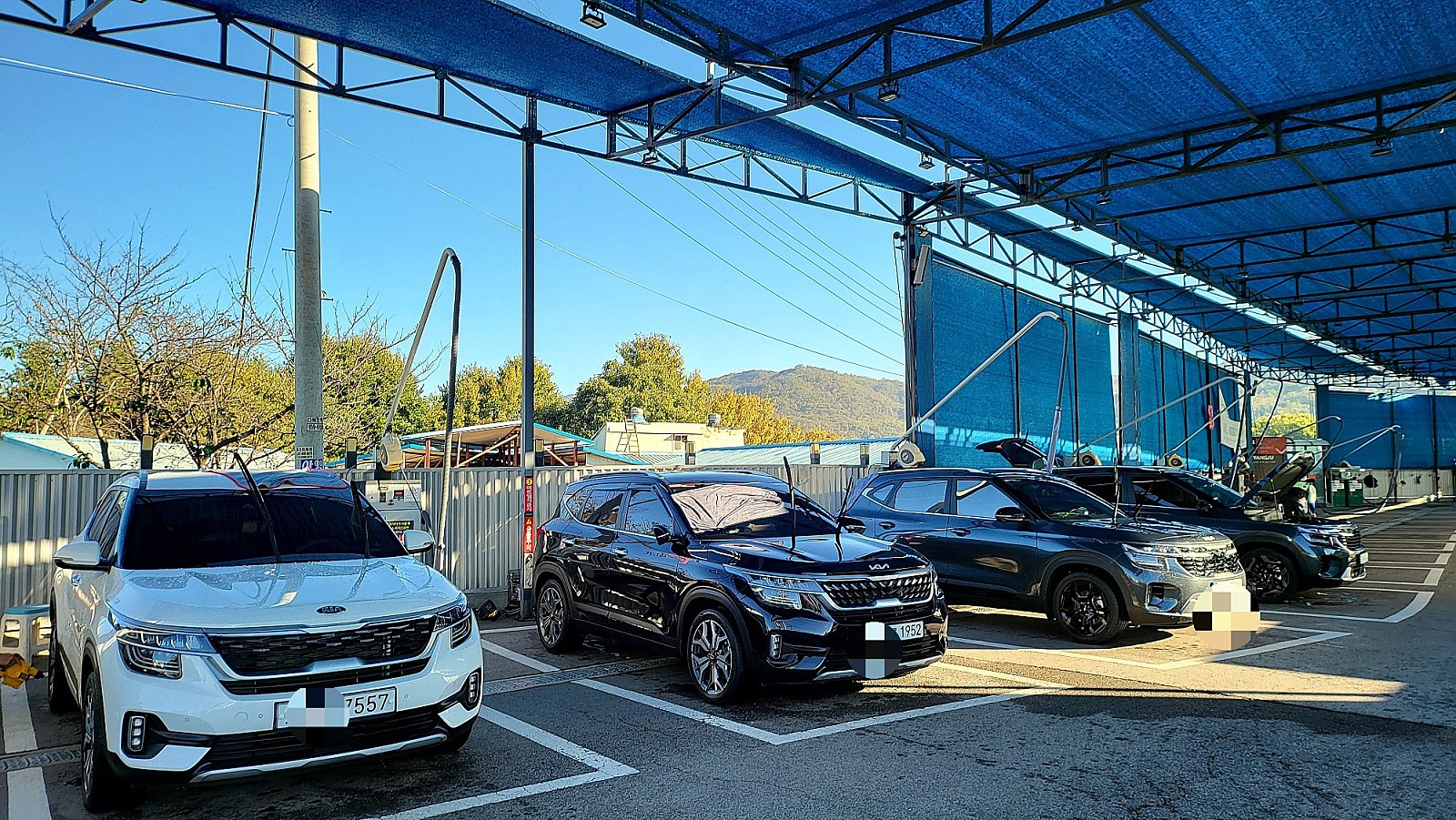 차량, 육상 차량, 바퀴, 하늘이(가) 표시된 사진
자동 생성된 설명