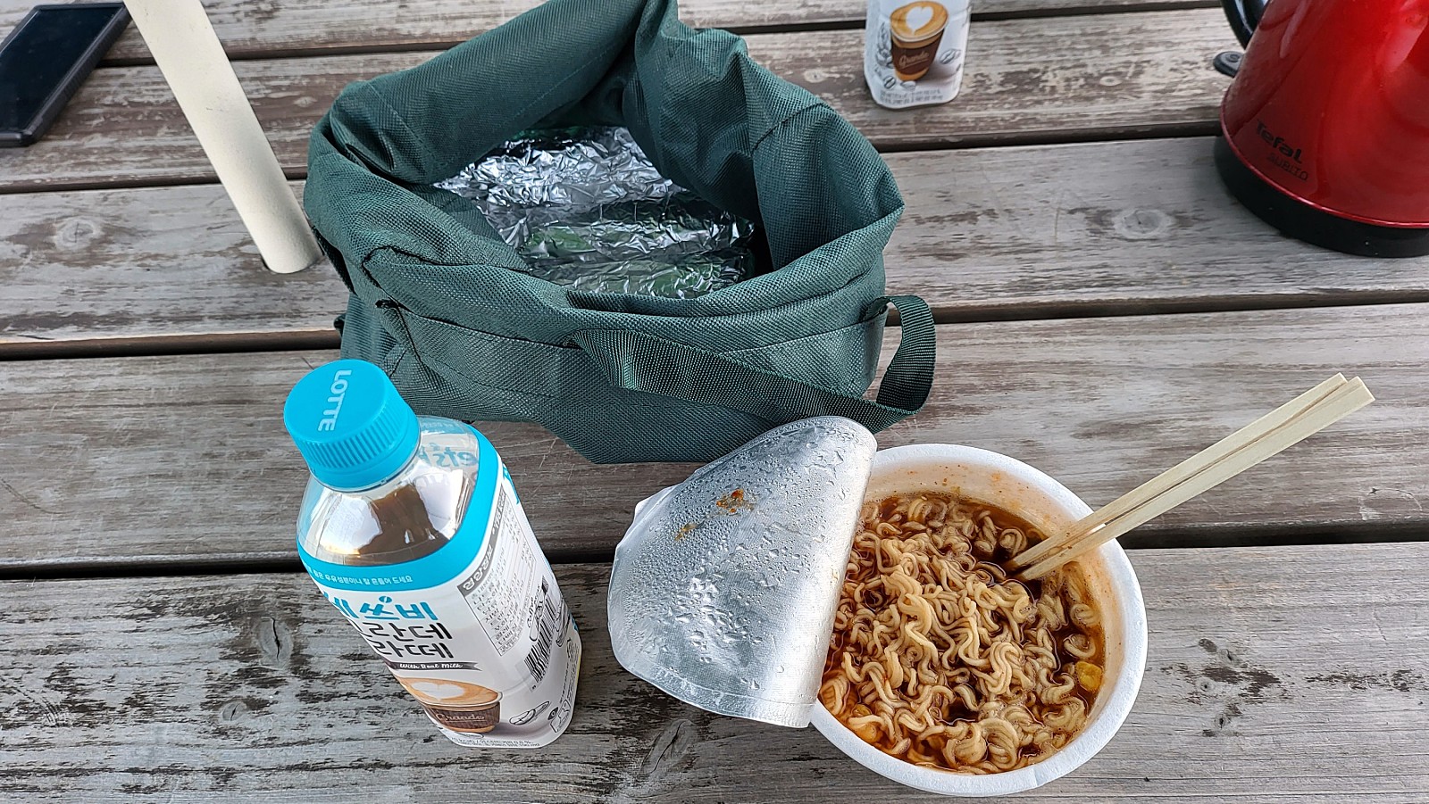 음식, 사발, 테이블웨어, 테이블이(가) 표시된 사진
자동 생성된 설명