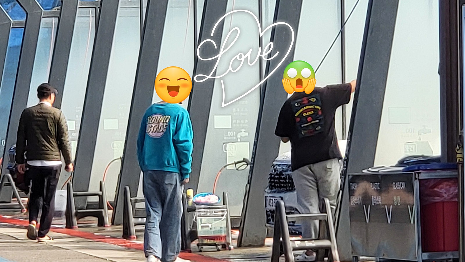 의류, 야외, 사람, 신발류이(가) 표시된 사진
자동 생성된 설명