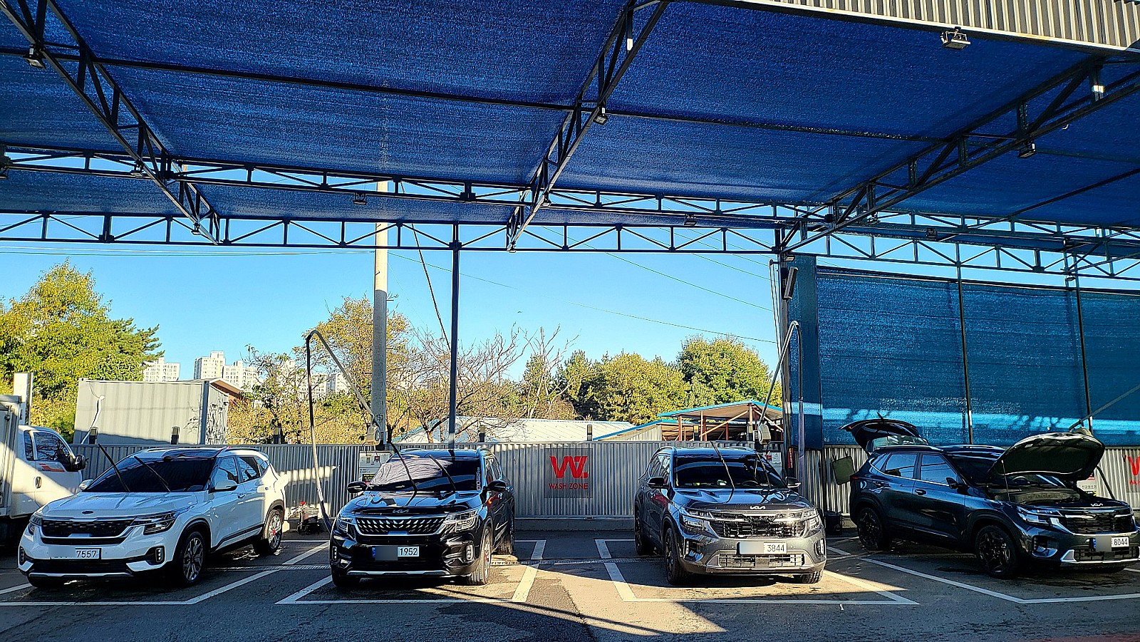 차량, 육상 차량, 야외, 바퀴이(가) 표시된 사진
자동 생성된 설명