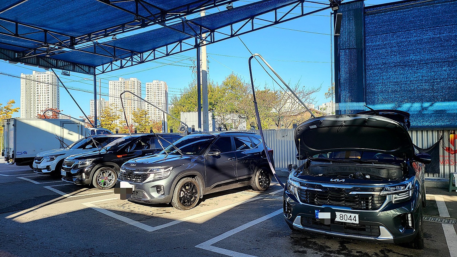 바퀴, 육상 차량, 차량, 타이어이(가) 표시된 사진
자동 생성된 설명