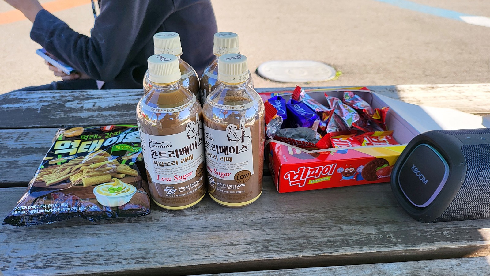 텍스트, 야외, 청량 음료, 지상이(가) 표시된 사진
자동 생성된 설명