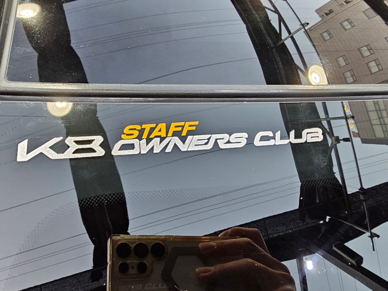 건물, 텍스트, 거울, 야외이(가) 표시된 사진
자동 생성된 설명