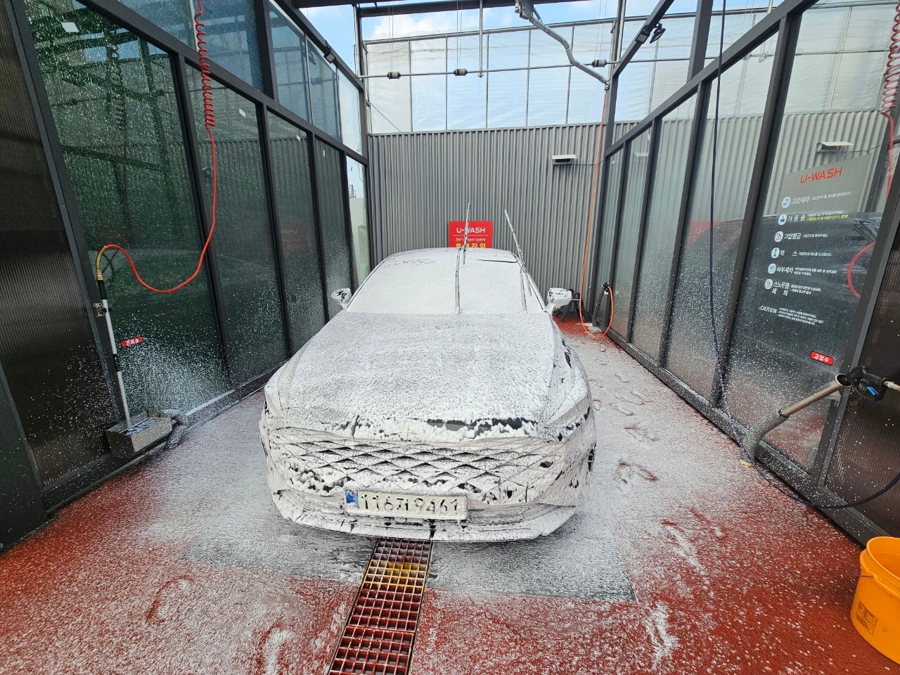 지상, 복합 재료, 스틸, 계단이(가) 표시된 사진
자동 생성된 설명