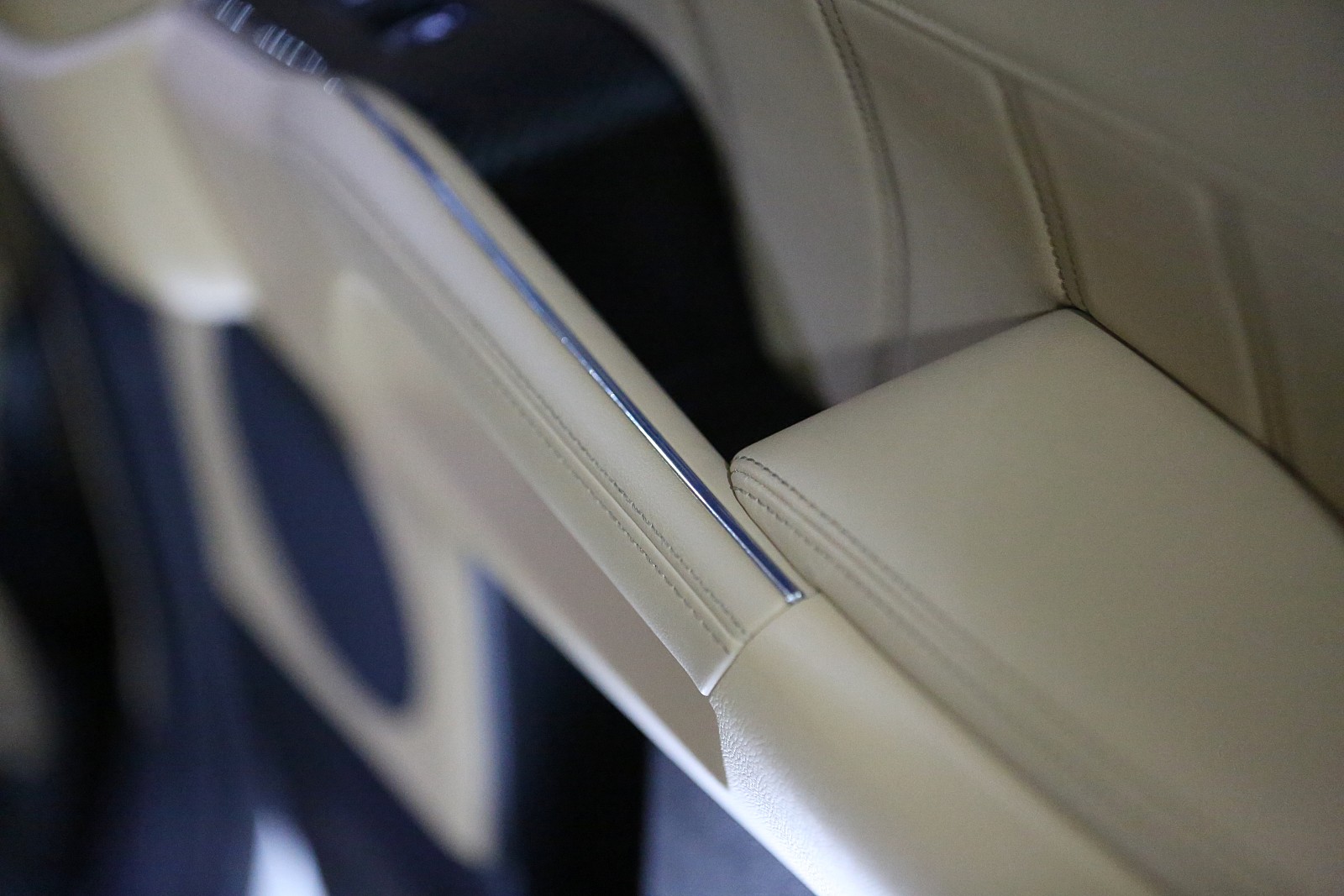 가구, 자동차, 카시트 커버, 실내이(가) 표시된 사진
자동 생성된 설명