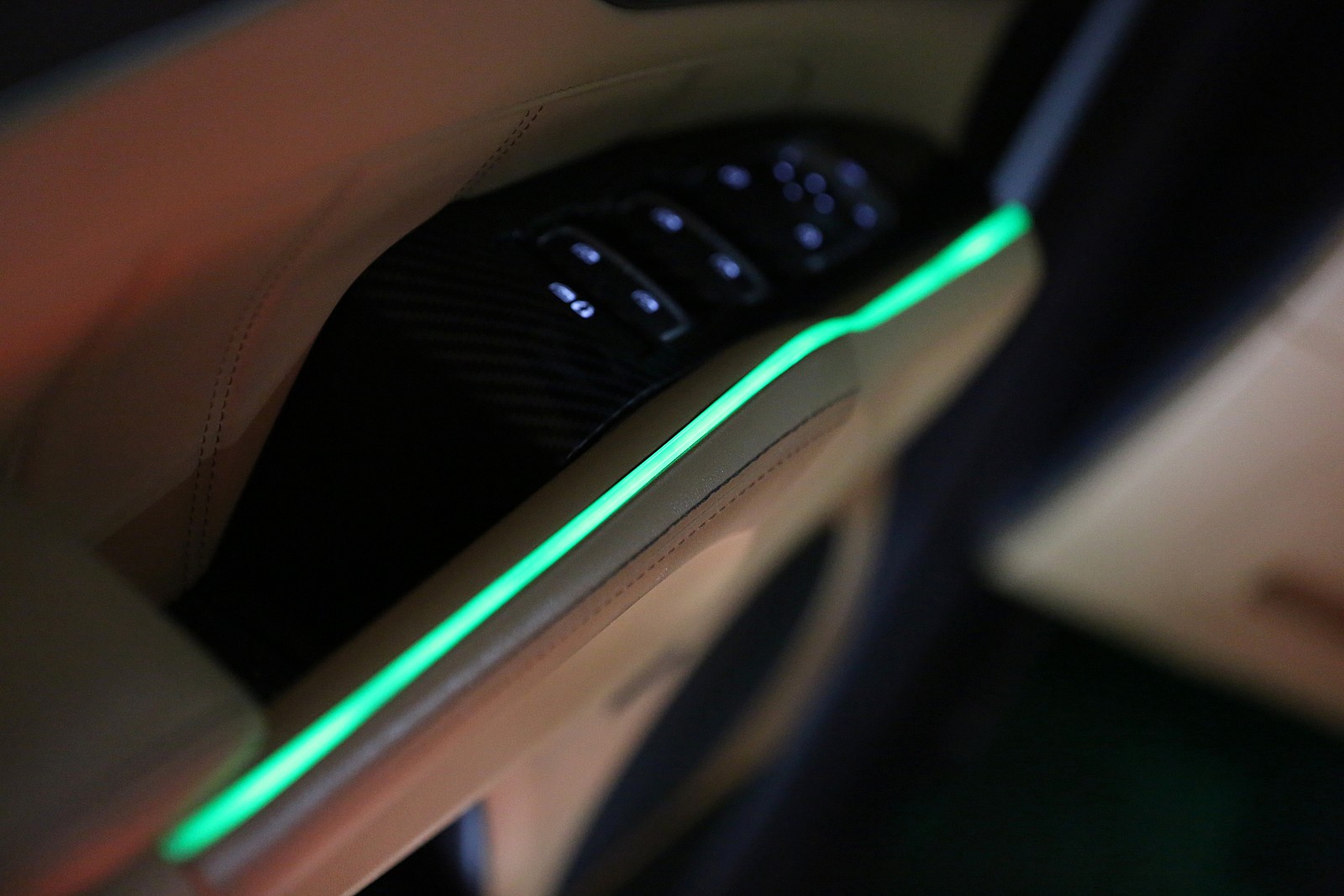 자동차, 실내, 빛이(가) 표시된 사진
자동 생성된 설명