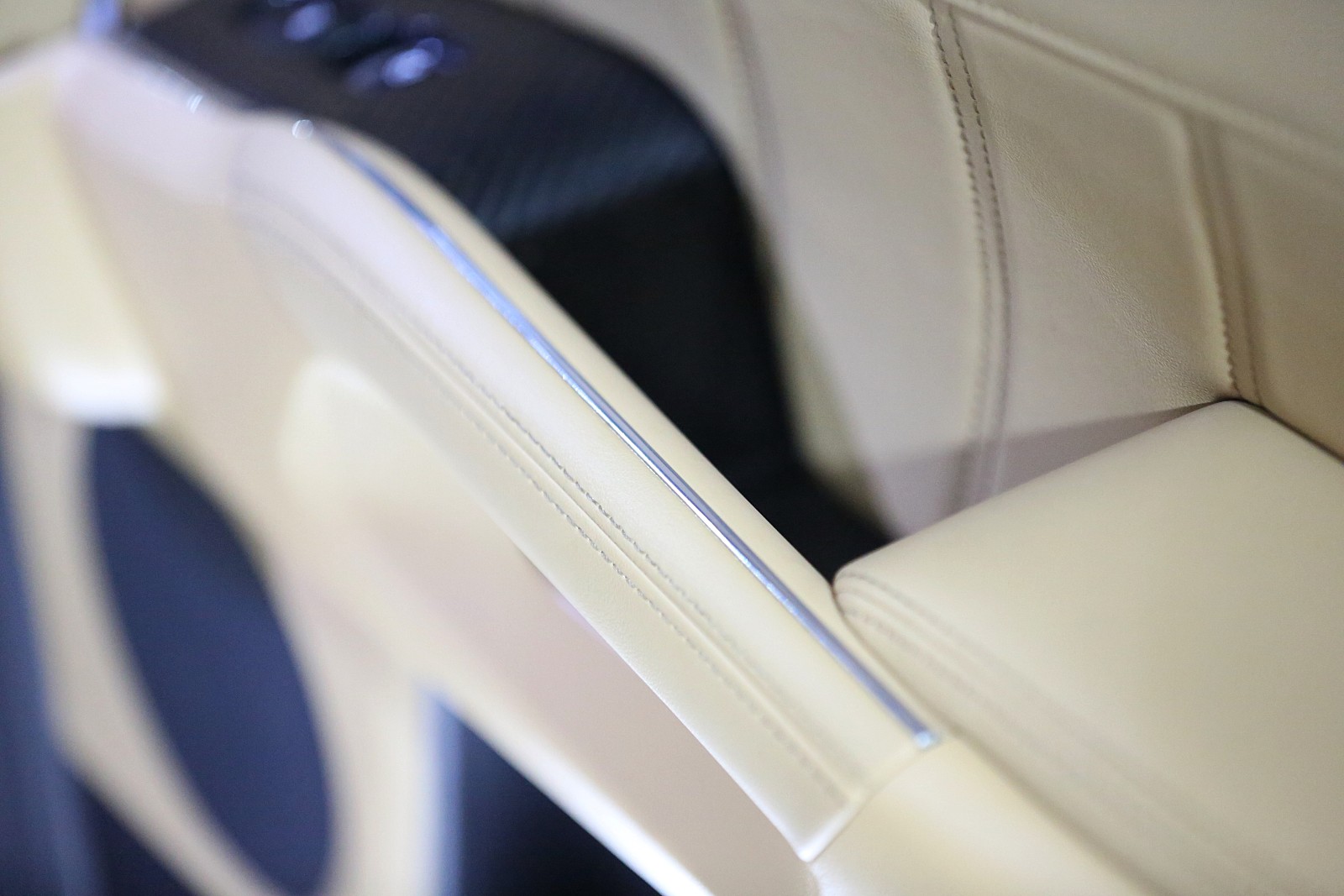 자동차, 카시트 커버, 안전 벨트, 실내이(가) 표시된 사진
자동 생성된 설명