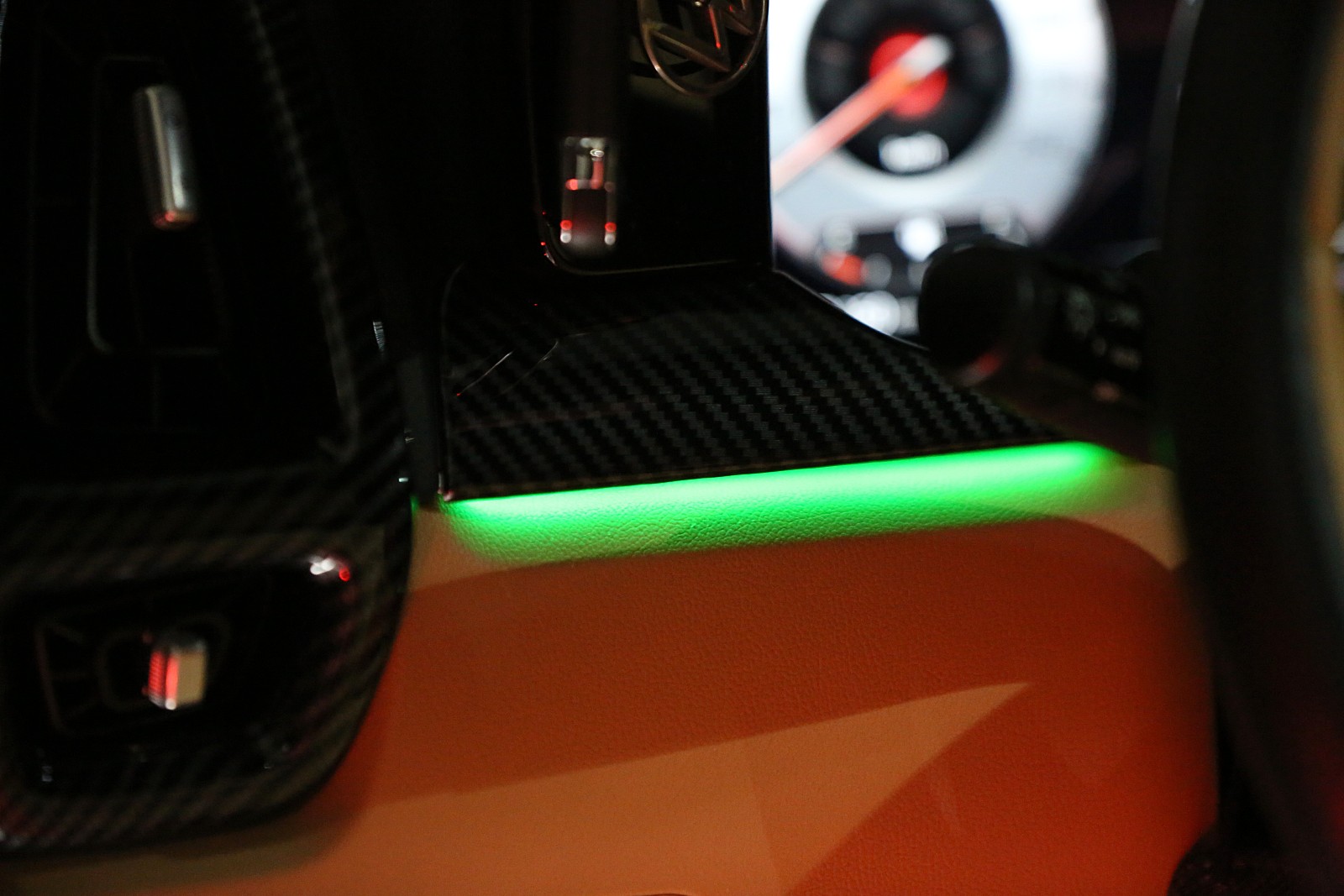 자동차, 센터 콘솔, 차량 오디오, 게이지이(가) 표시된 사진
자동 생성된 설명