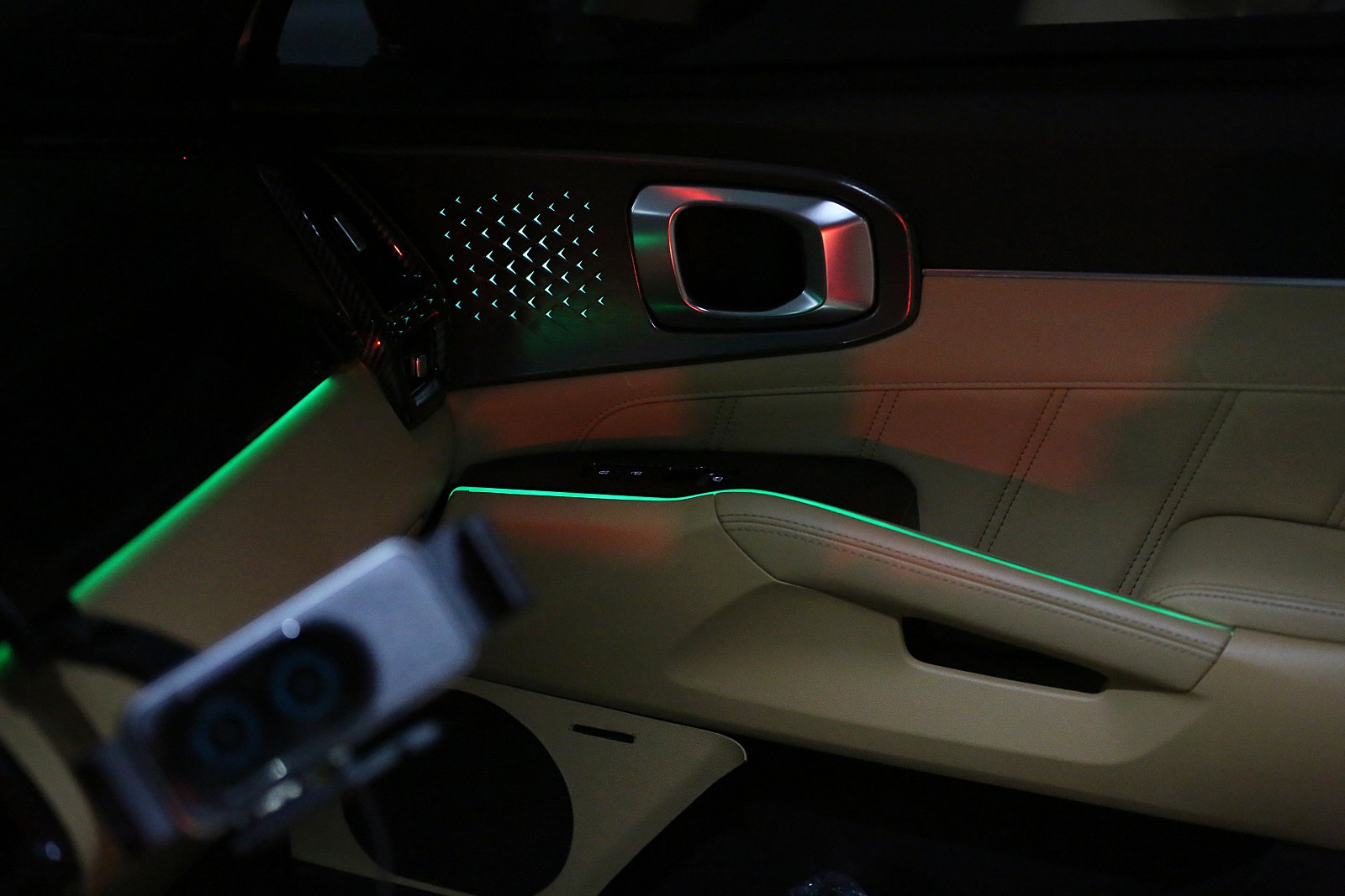 자동차, 거울, 자동차 부품, 자동차 미러이(가) 표시된 사진
자동 생성된 설명