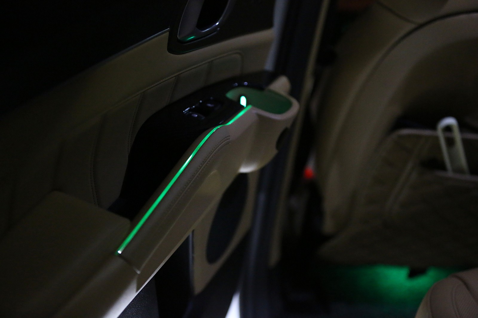 자동차, 차량, 실내이(가) 표시된 사진
자동 생성된 설명