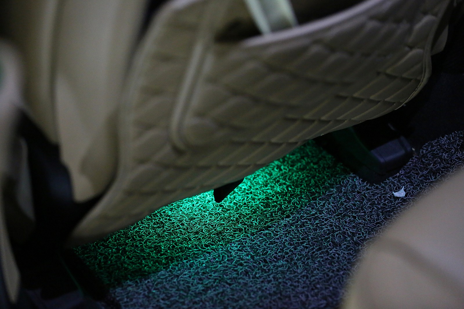 사람, 실내, 카시트, 스니커즈이(가) 표시된 사진
자동 생성된 설명