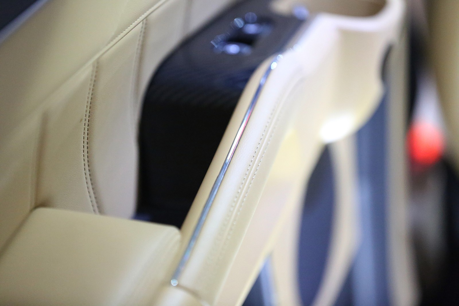 카시트 커버, 자동차, 안전 벨트, 실내이(가) 표시된 사진
자동 생성된 설명