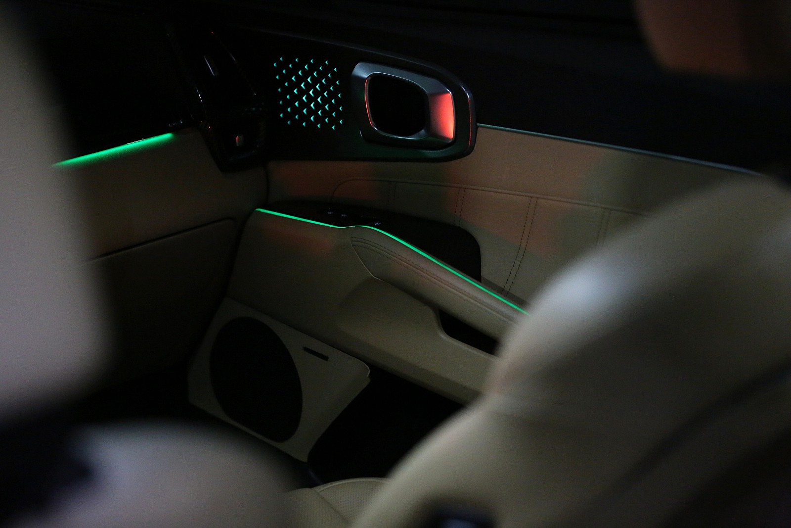 자동차, 차량, 거울, 센터 콘솔이(가) 표시된 사진
자동 생성된 설명