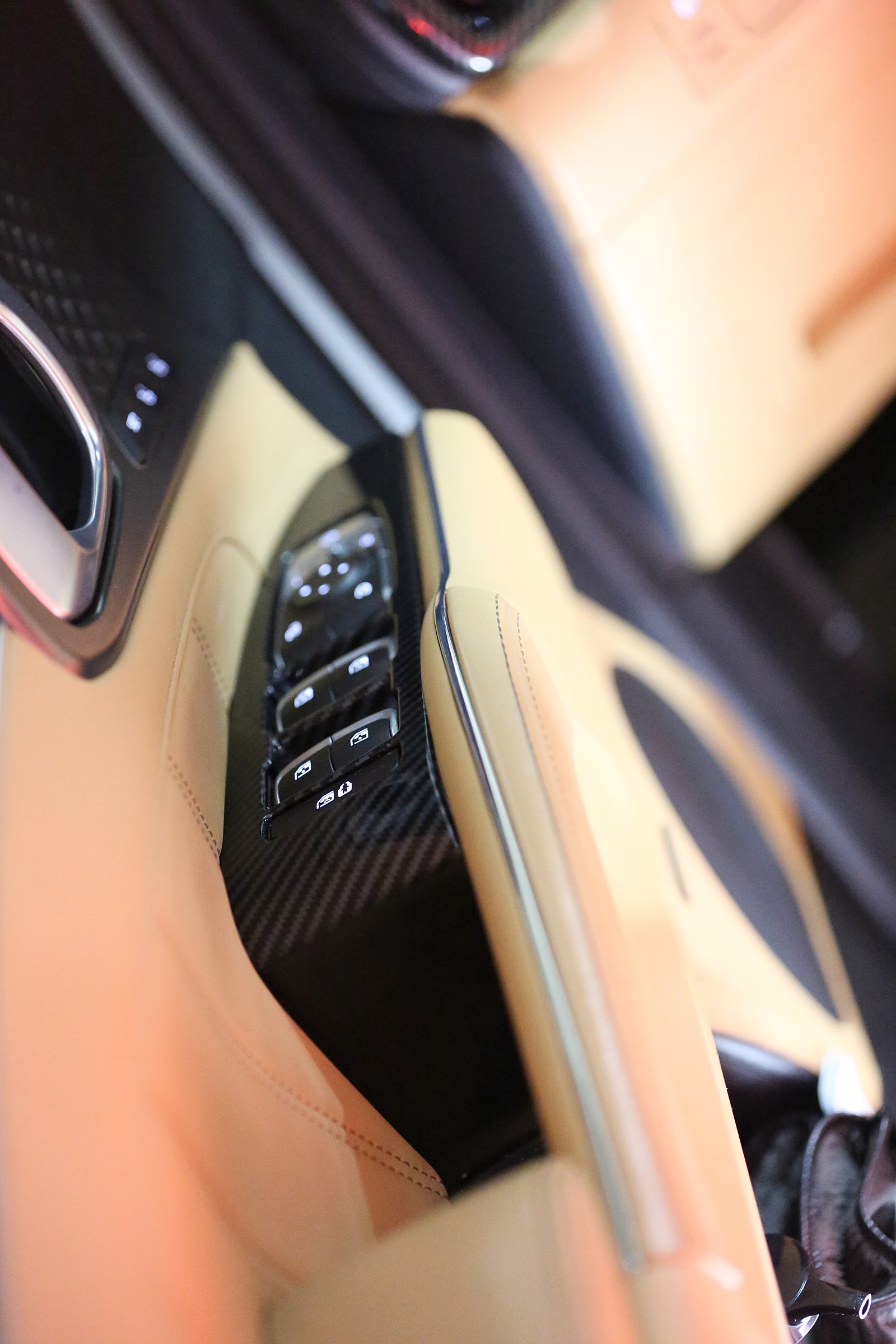 자동차, 센터 콘솔, 차량 오디오, 차량이(가) 표시된 사진
자동 생성된 설명