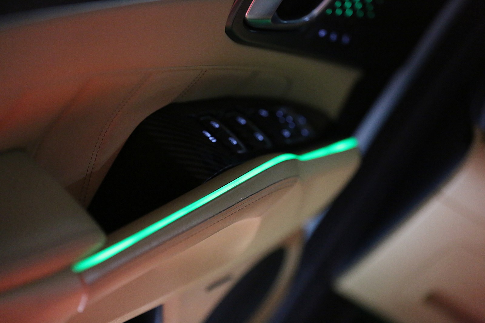 자동차, 거울, 실내, 운전이(가) 표시된 사진
자동 생성된 설명