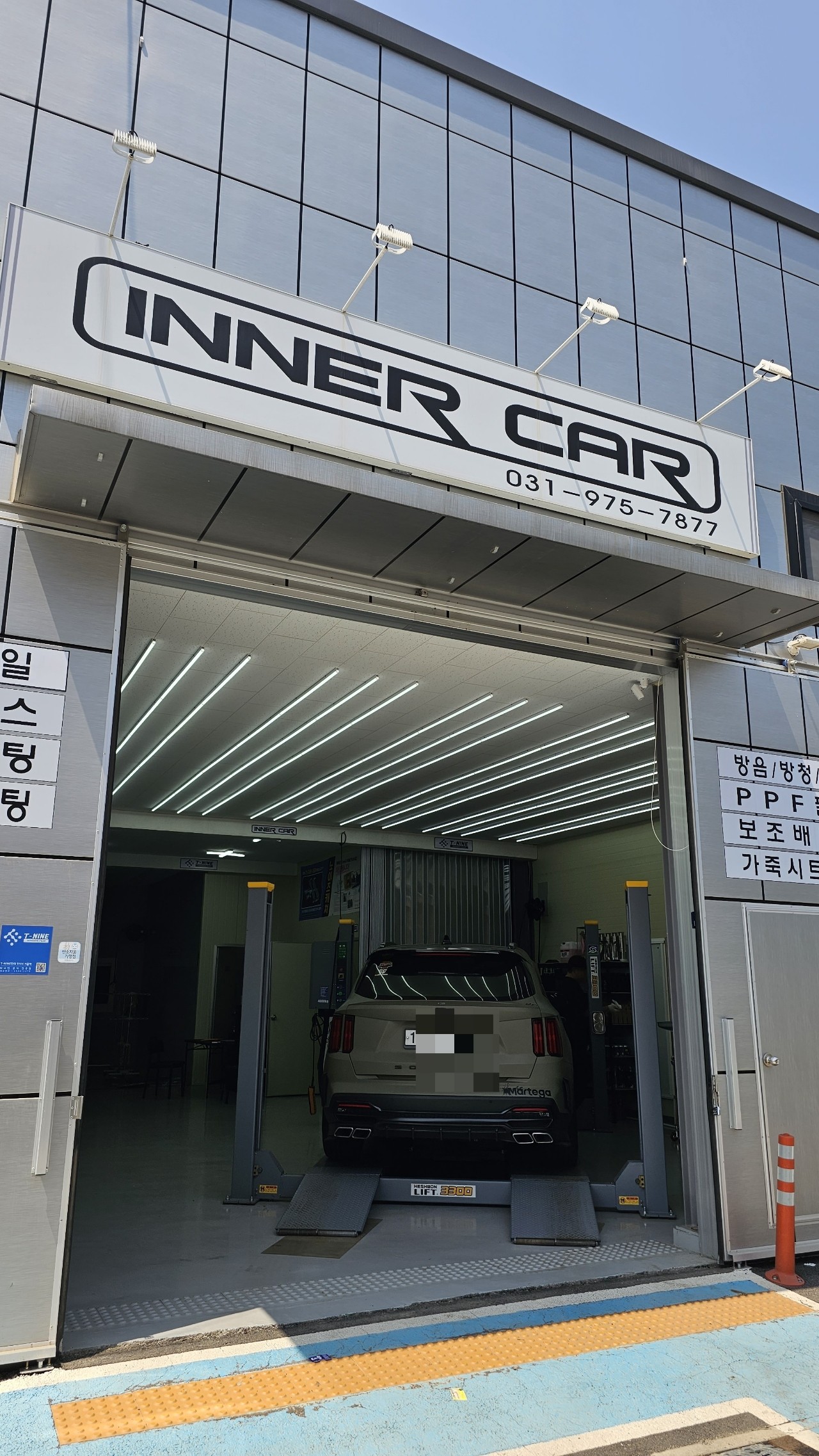 텍스트, 건물, 야외, 하늘이(가) 표시된 사진
자동 생성된 설명