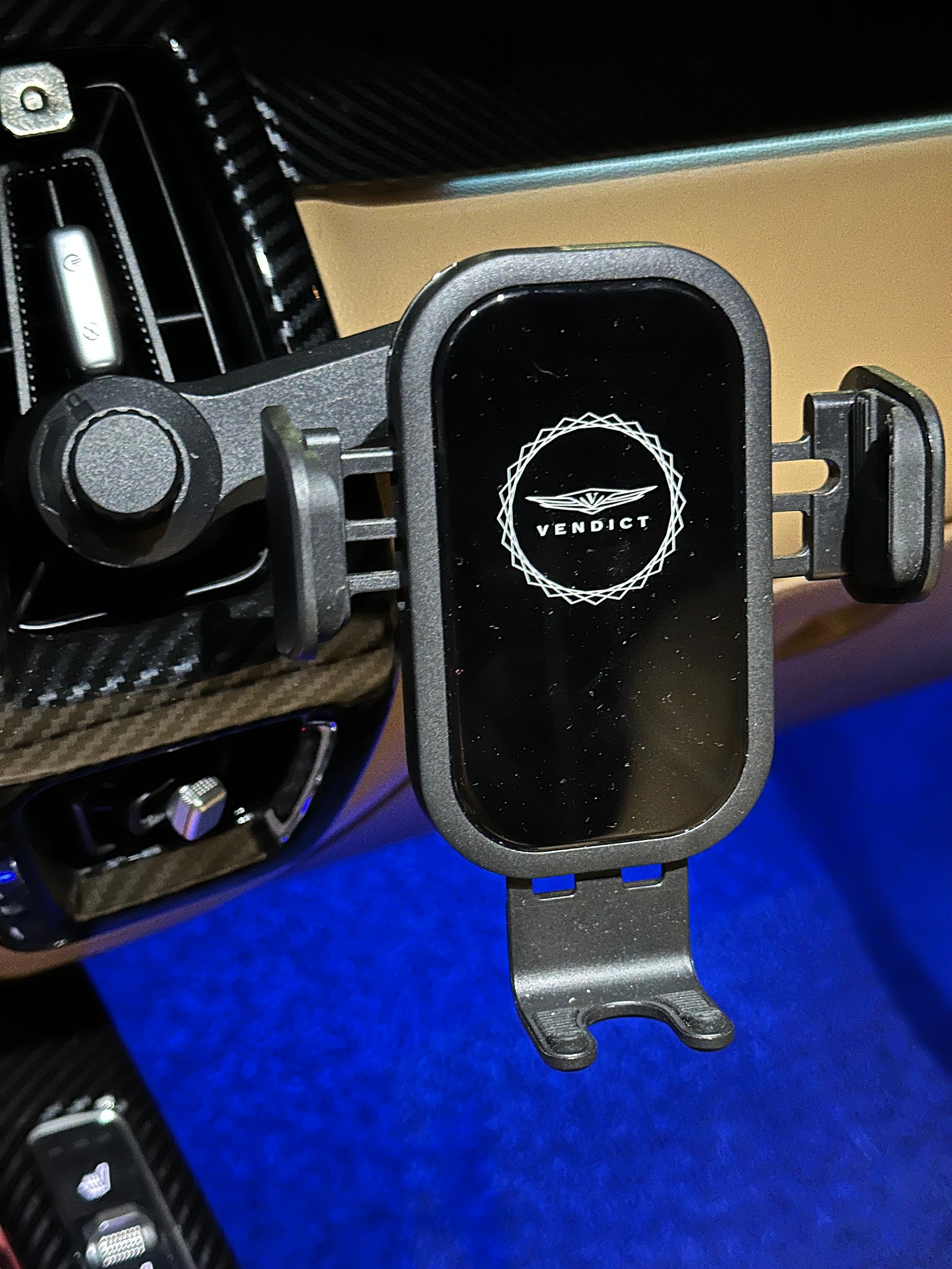 카메라, 오토바이, 실내, 자동차이(가) 표시된 사진
자동 생성된 설명