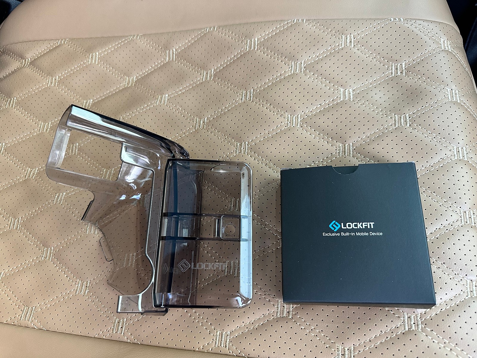 텍스트, 휴대 전화, 실내, 디자인이(가) 표시된 사진
자동 생성된 설명