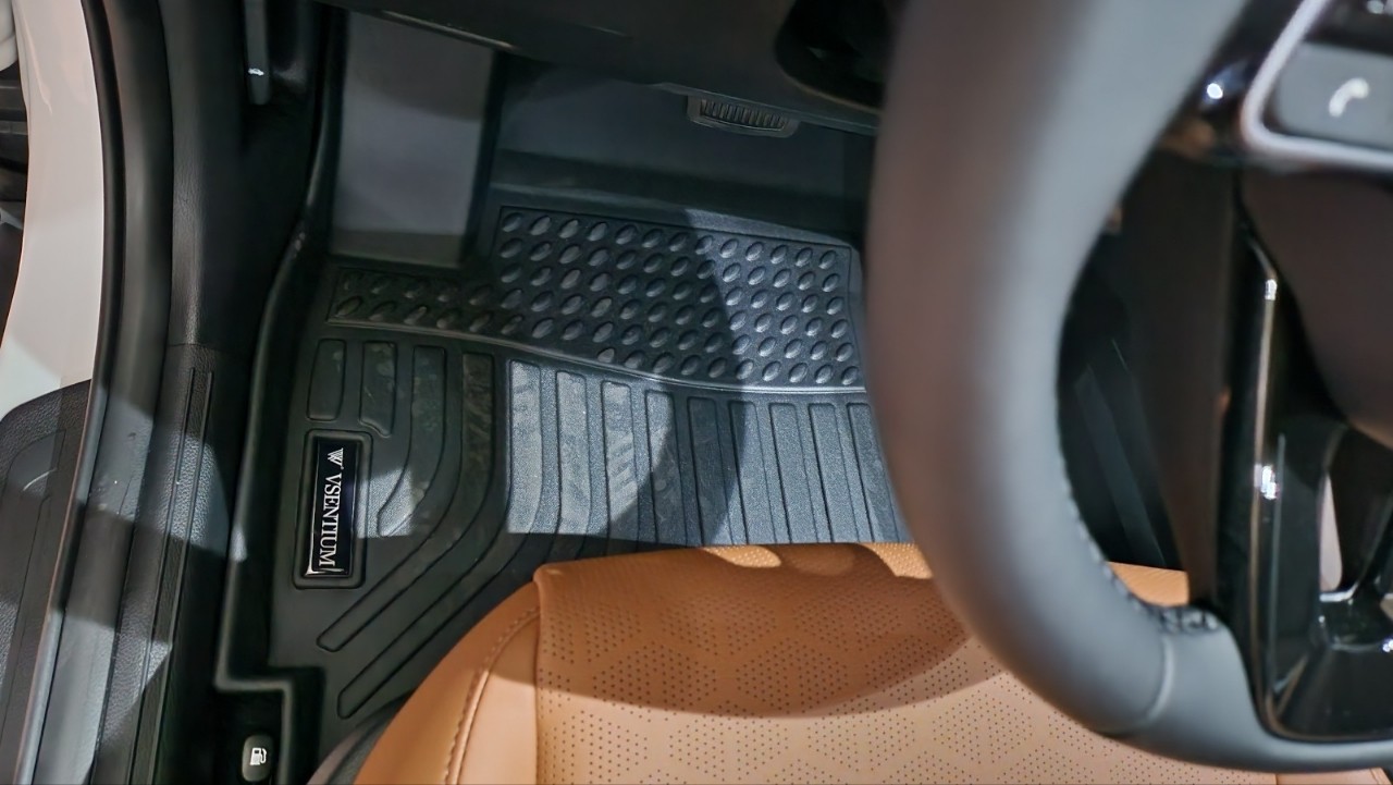 핸들, 자동차, 센터 콘솔, 차량이(가) 표시된 사진
자동 생성된 설명