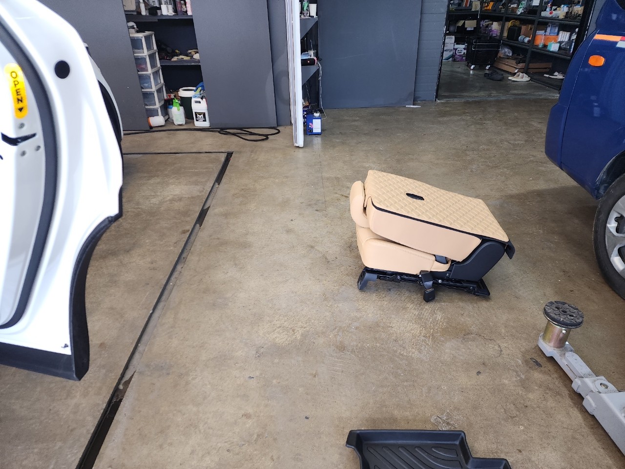 타이어, 바퀴, 지상, 자동차 부품이(가) 표시된 사진
자동 생성된 설명