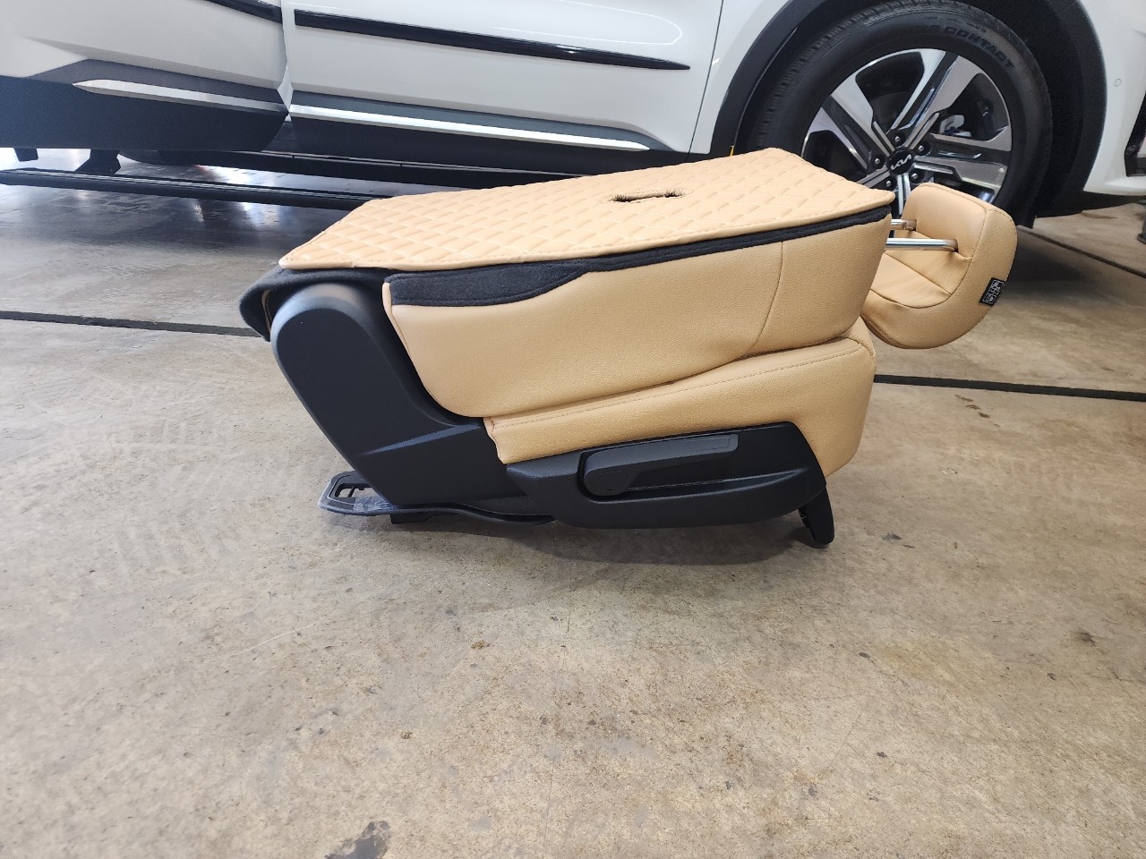 타이어, 바퀴, 자동차, 차량이(가) 표시된 사진
자동 생성된 설명