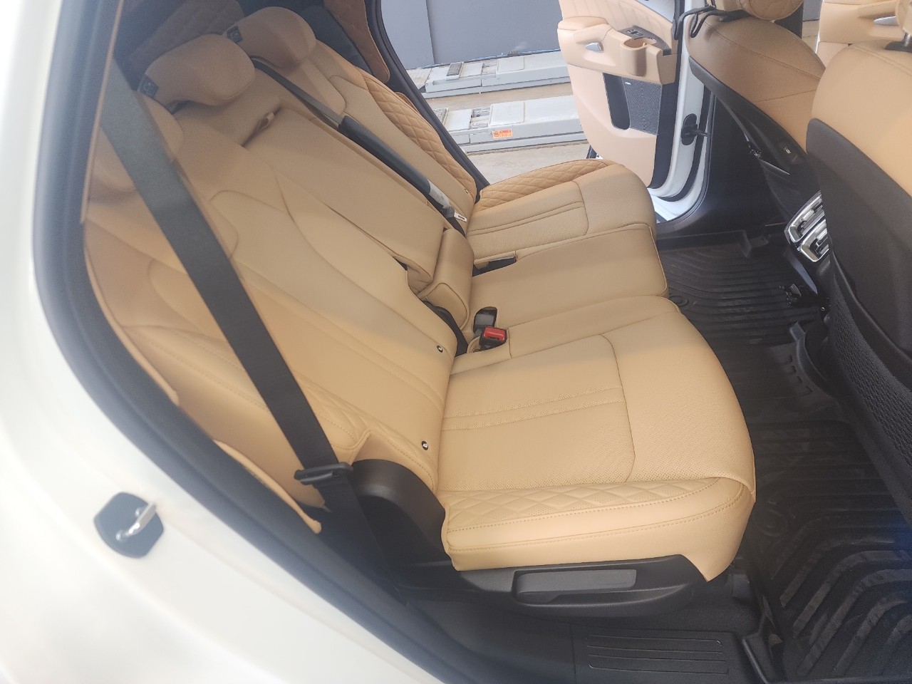 가구, 자동차, 차량, 카시트이(가) 표시된 사진
자동 생성된 설명