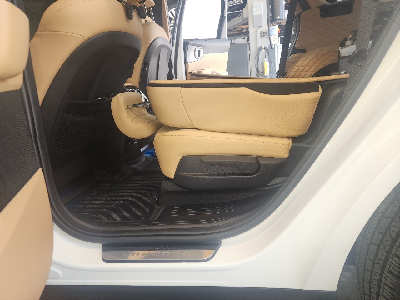 자동차, 차량, 카시트, 카시트 커버이(가) 표시된 사진
자동 생성된 설명