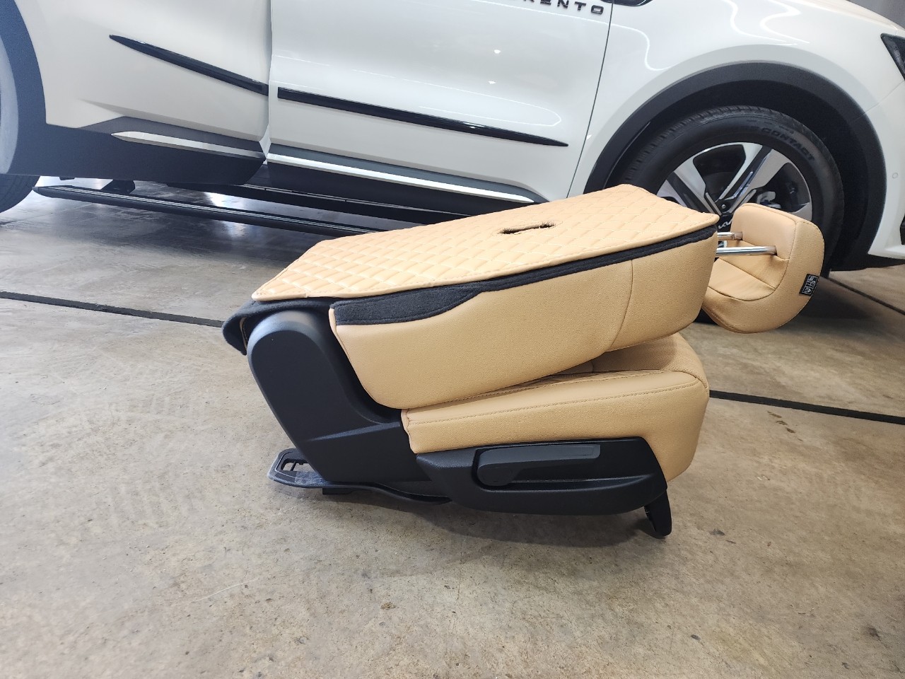 타이어, 바퀴, 차량, 자동차 부품이(가) 표시된 사진
자동 생성된 설명