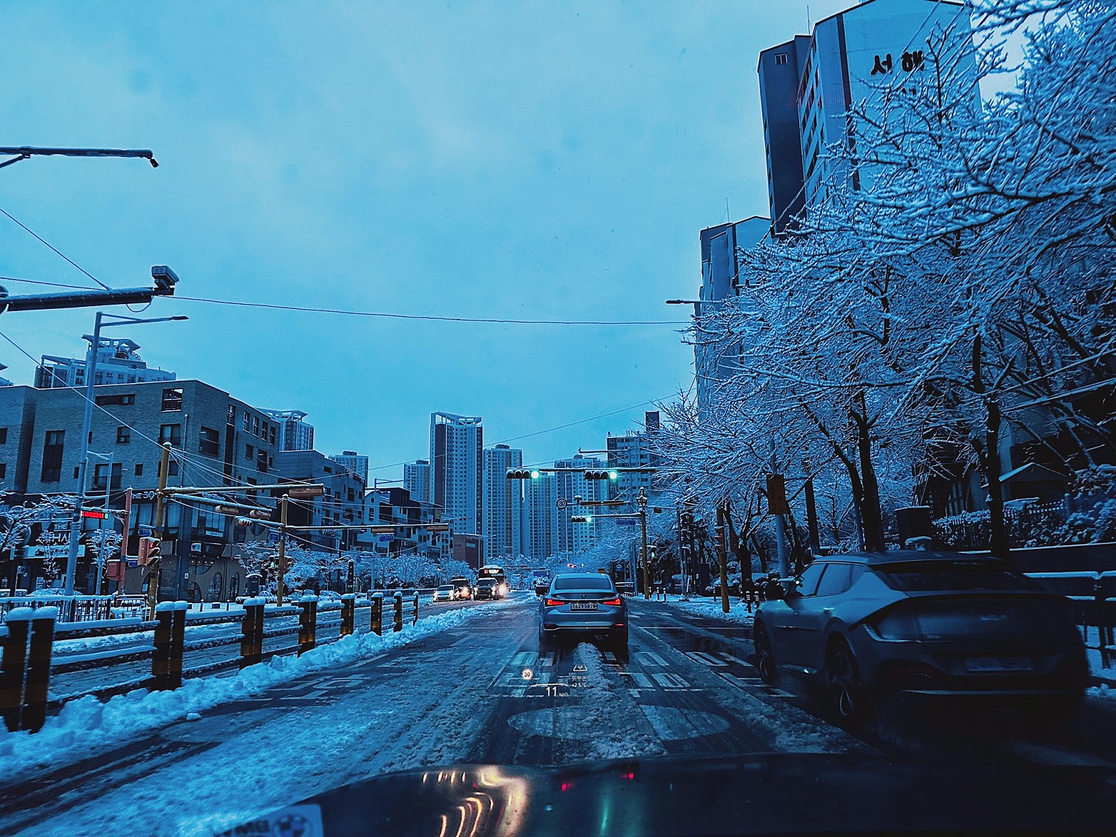 야외, 하늘, 겨울, 눈이(가) 표시된 사진

자동 생성된 설명