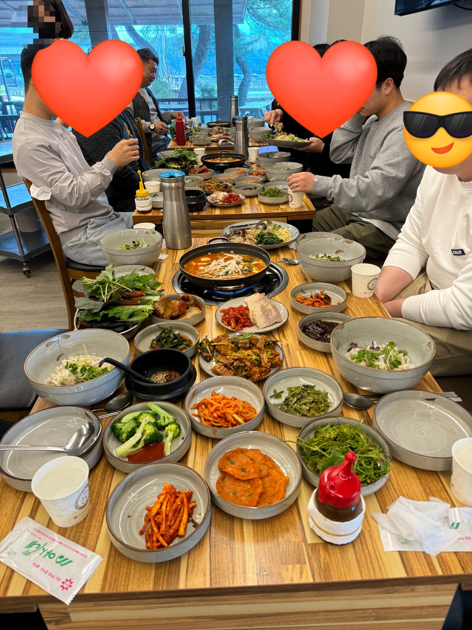 식사, 채소, 테이블, 음식이(가) 표시된 사진

자동 생성된 설명