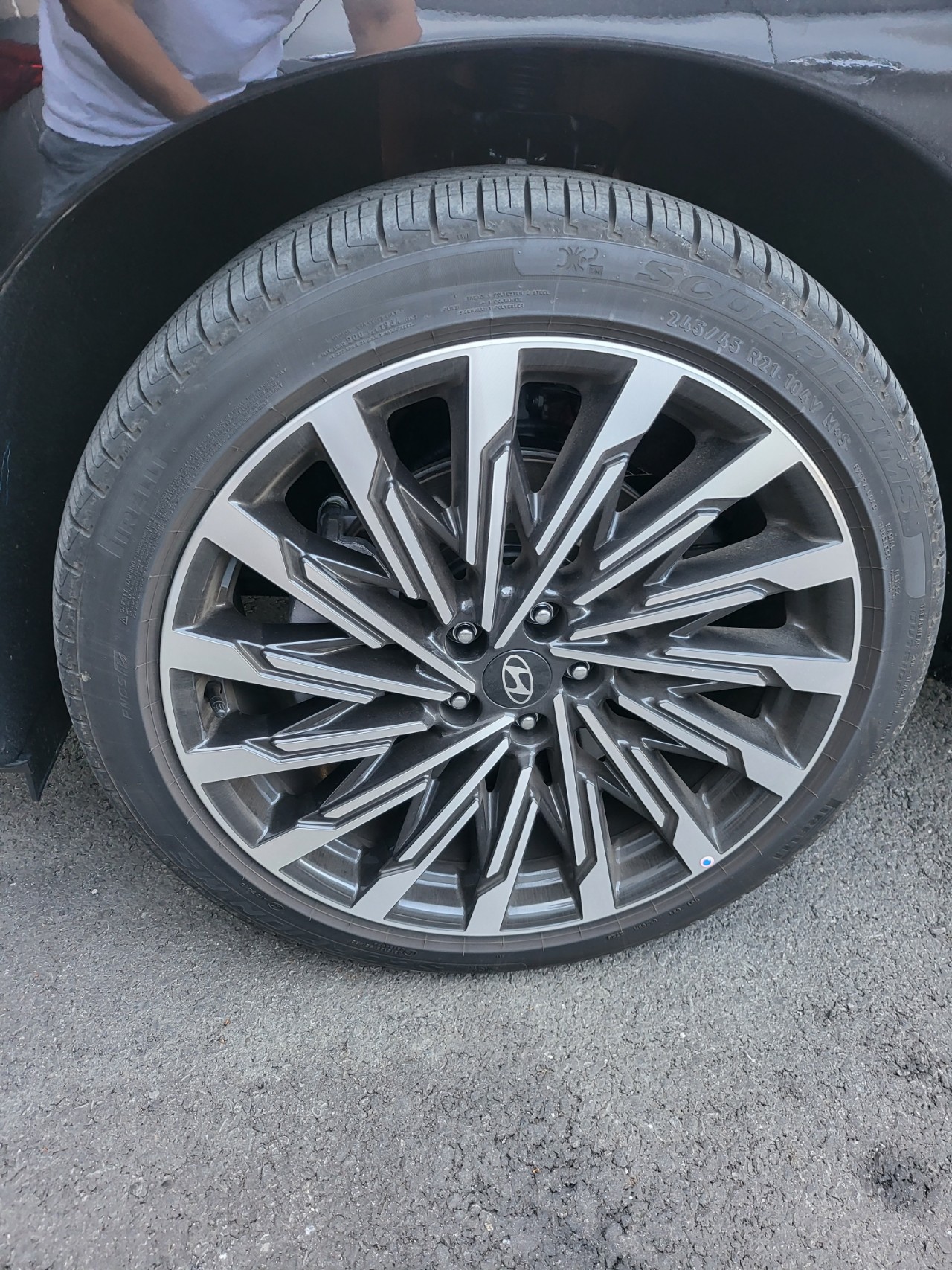 타이어, 교통, 바퀴, 자동차 부품이(가) 표시된 사진

자동 생성된 설명
