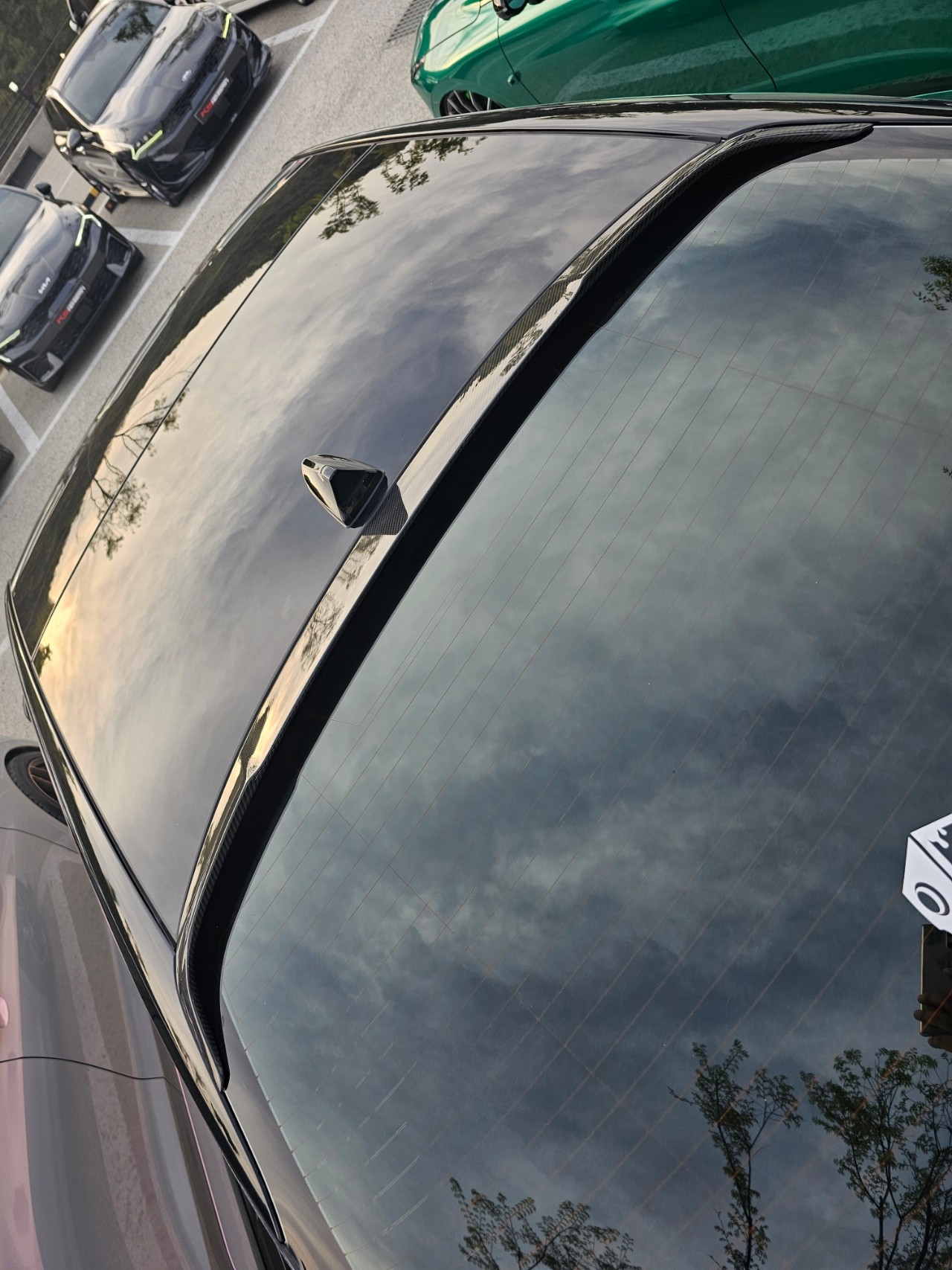 자동차, 야외, 차량, 거울이(가) 표시된 사진

자동 생성된 설명