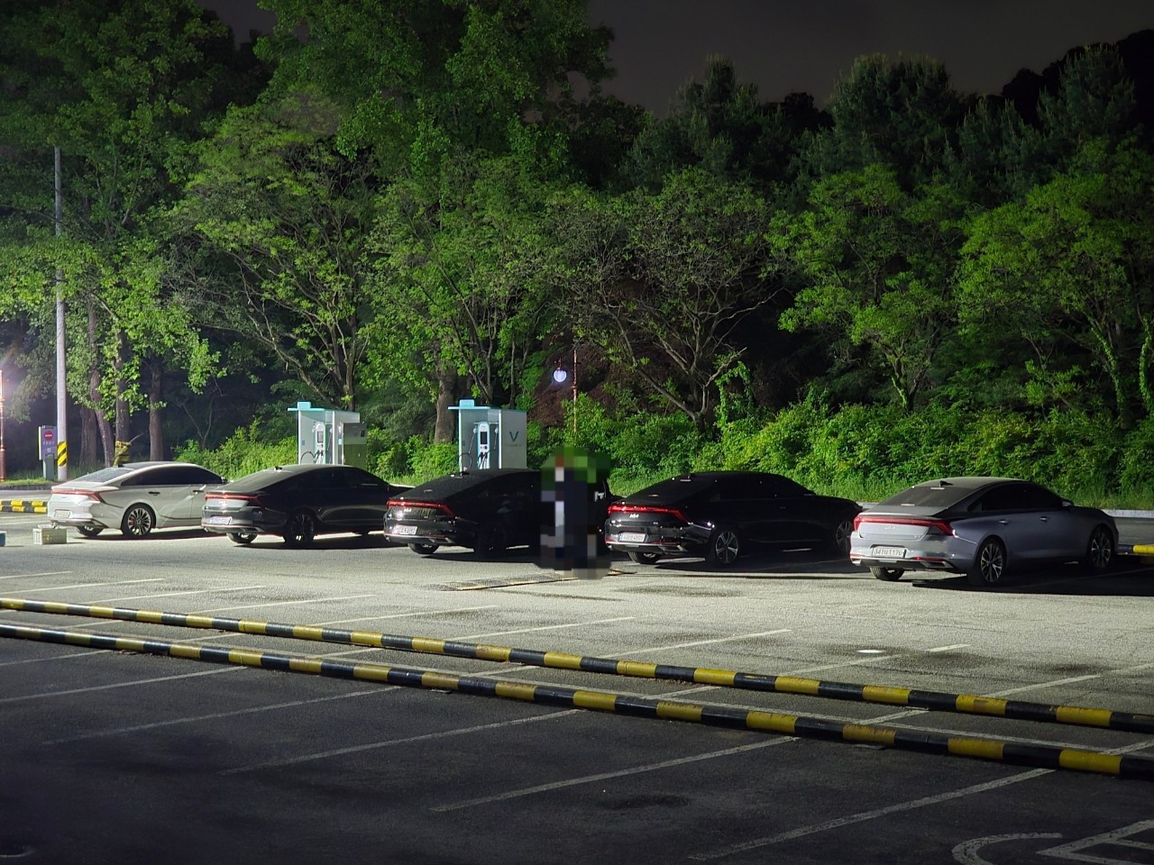 야외, 나무, 차량, 육상 차량이(가) 표시된 사진

자동 생성된 설명
