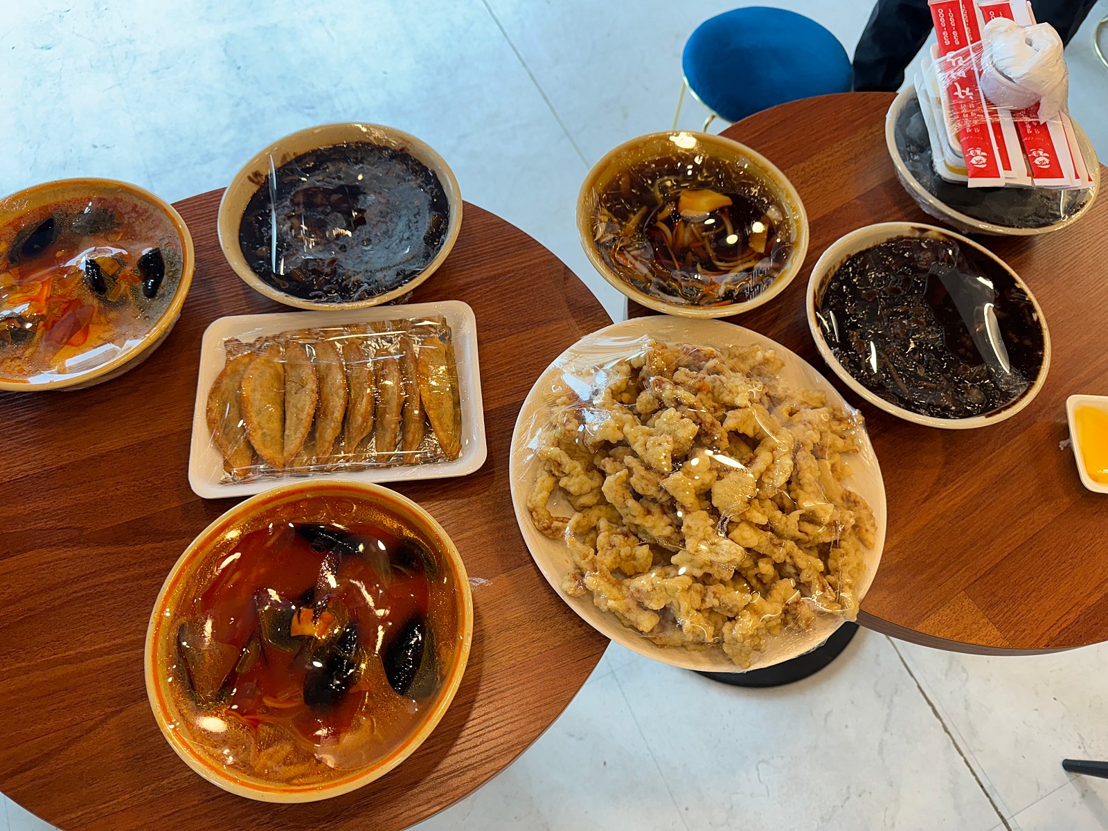 테이블, 식사, 요리, 음식이(가) 표시된 사진

자동 생성된 설명