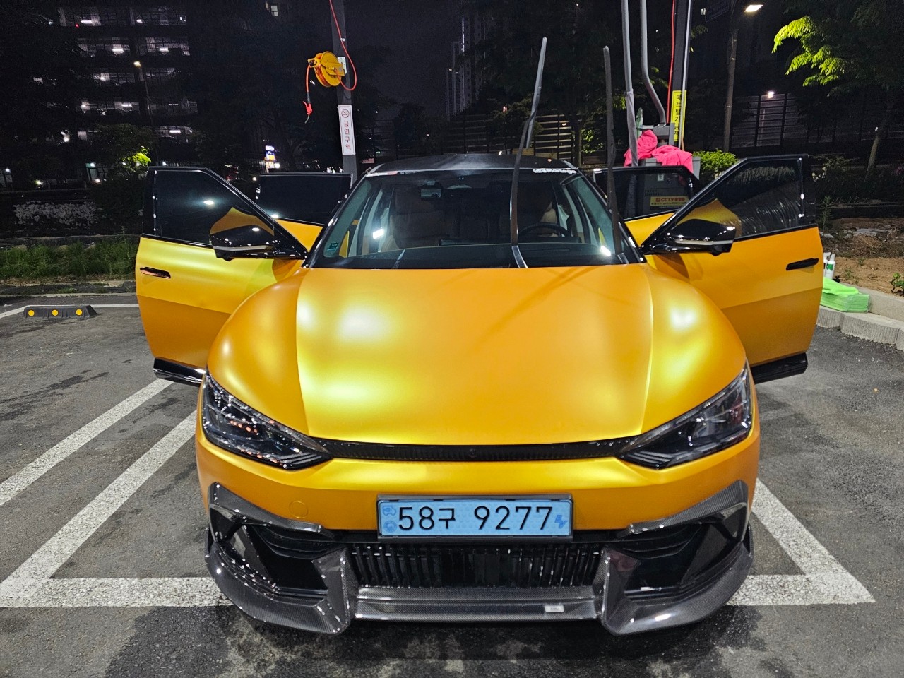 육상 차량, 차량, 노랑, 자동차 디자인이(가) 표시된 사진

자동 생성된 설명