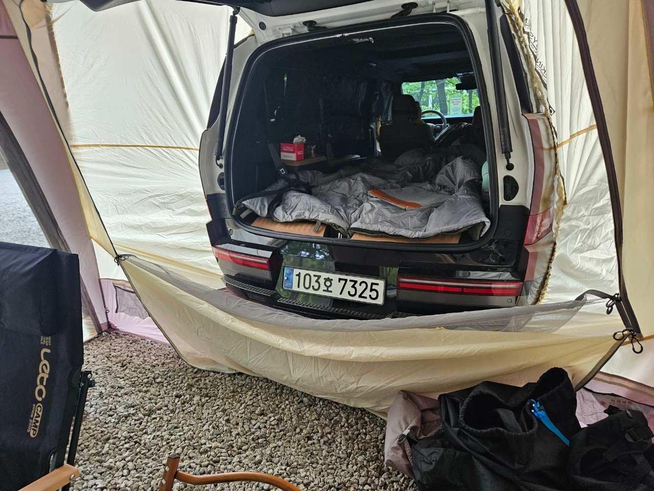 차량, 텐트, 육상 차량, 야외이(가) 표시된 사진

자동 생성된 설명