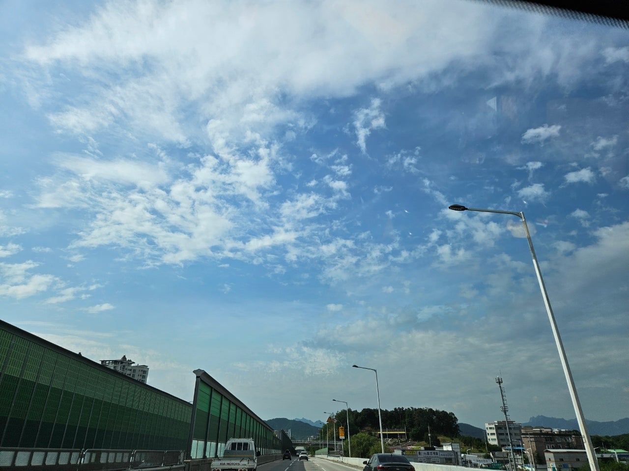하늘, 야외, 구름, 자동차이(가) 표시된 사진

자동 생성된 설명