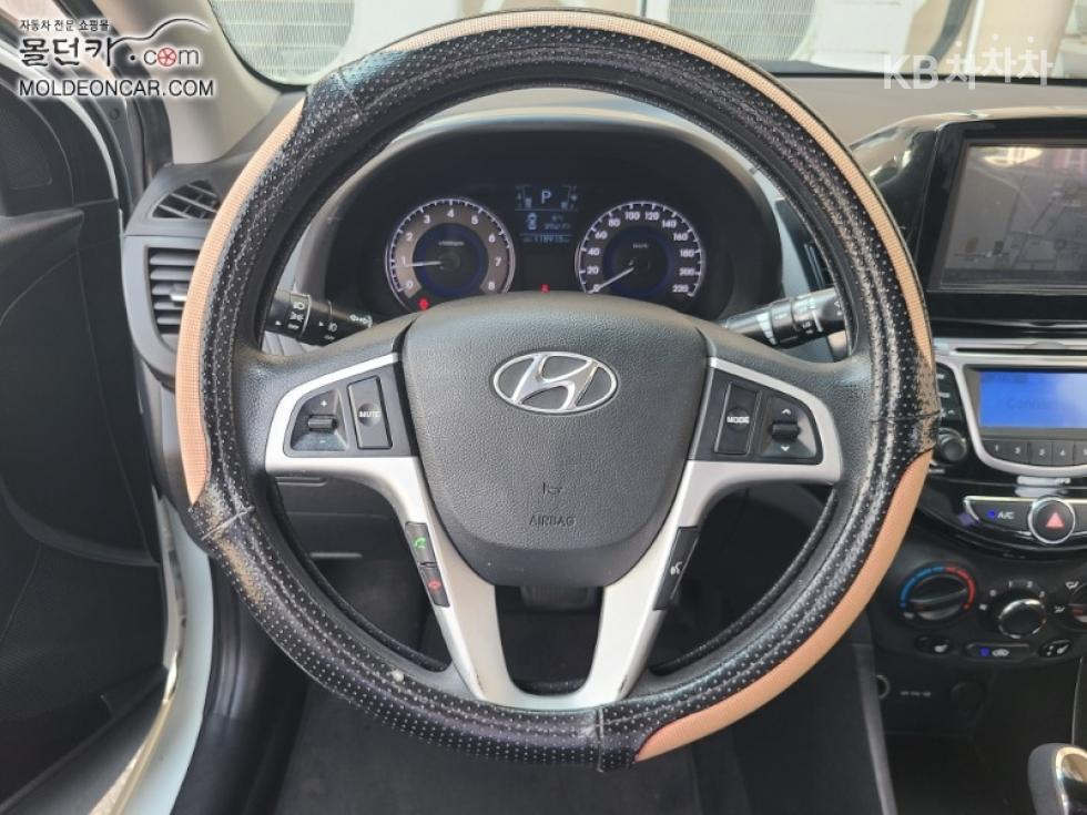 2012 - hyundai accent
