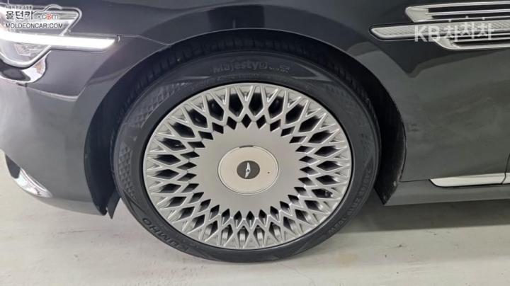 Genesis G90 3.8 GDi AWD Premium Luxury 9