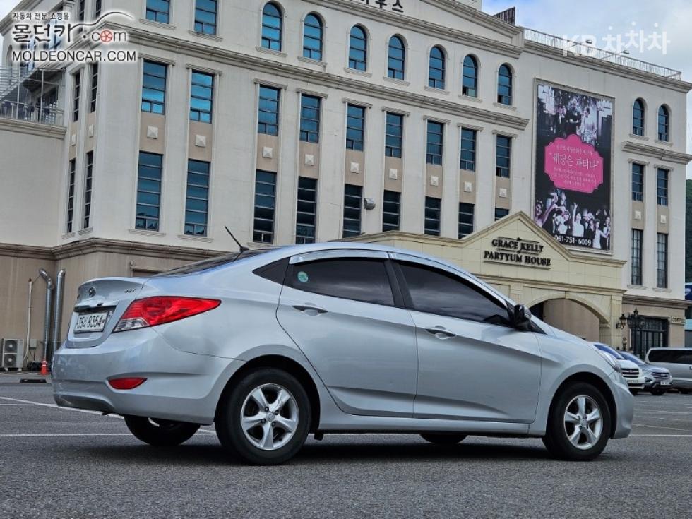 2012 - hyundai accent