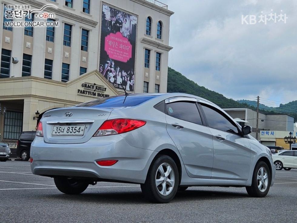 2012 - hyundai accent