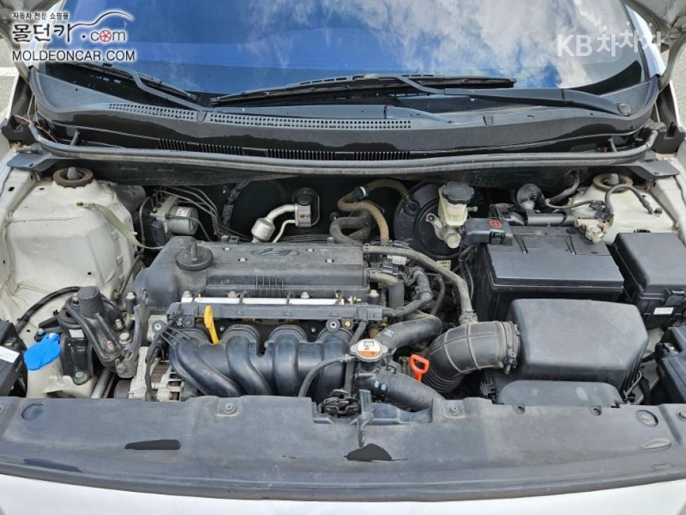 2012 - hyundai accent