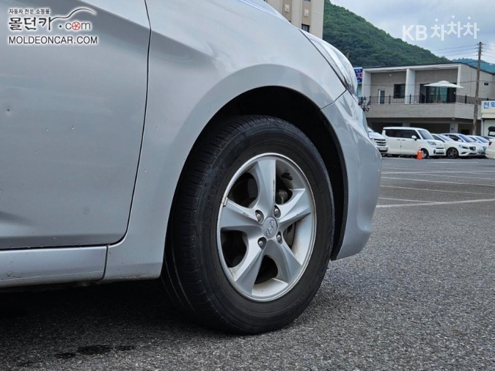 2012 - hyundai accent