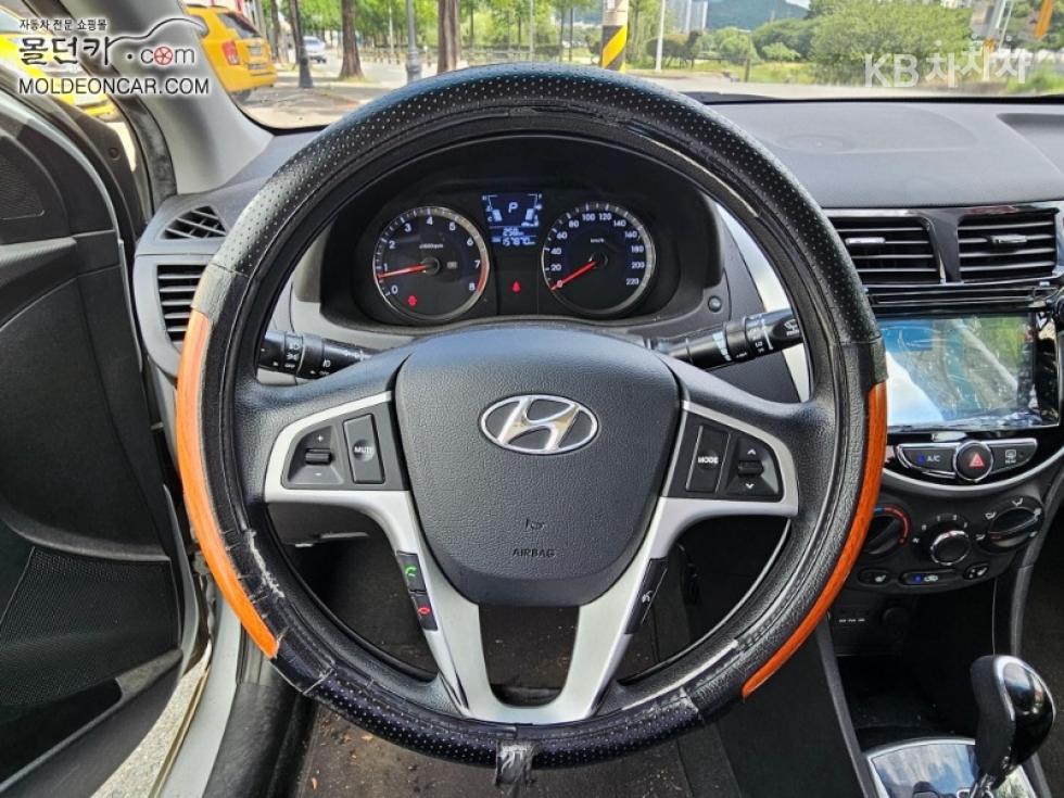 2012 - hyundai accent