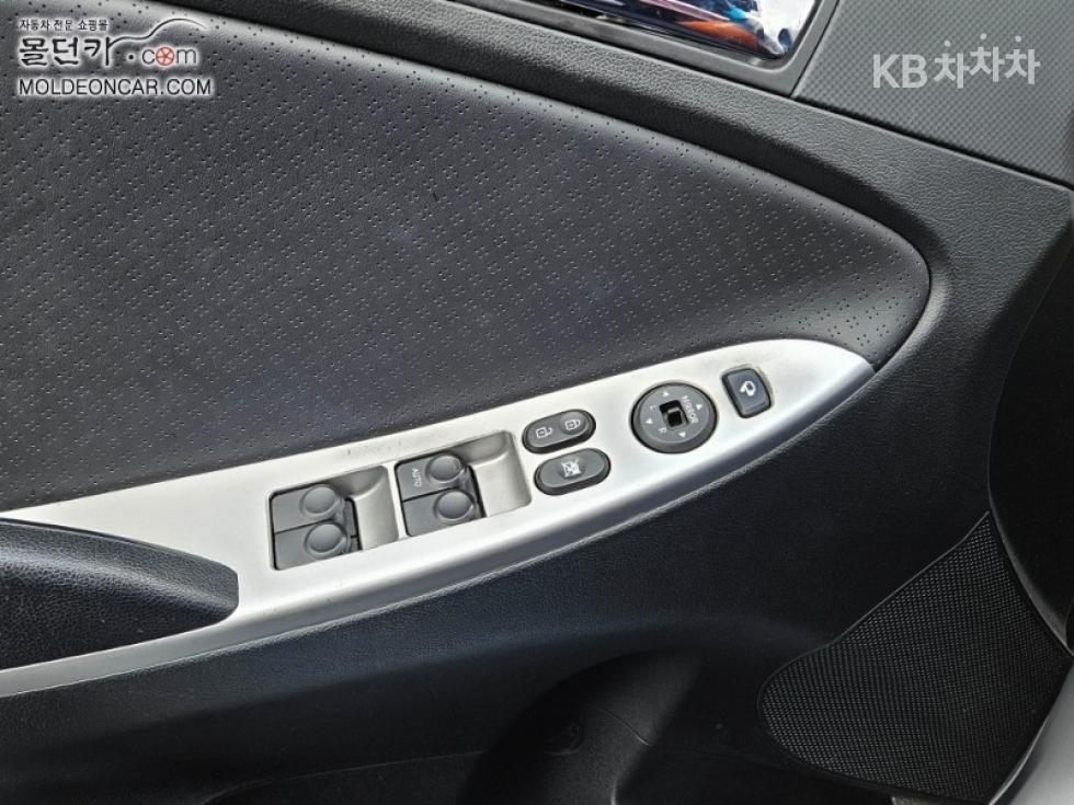 2012 - hyundai accent