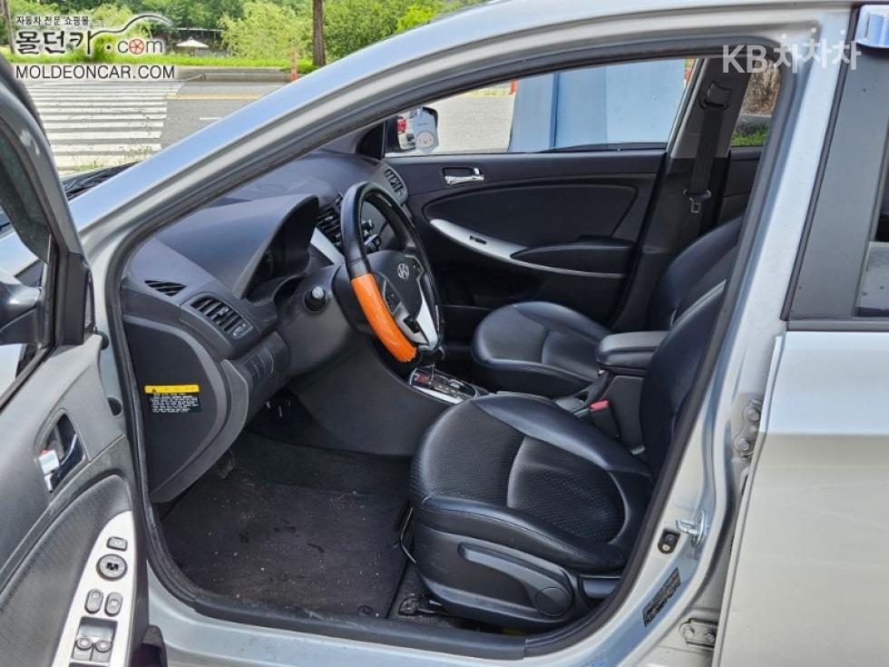 2012 - hyundai accent