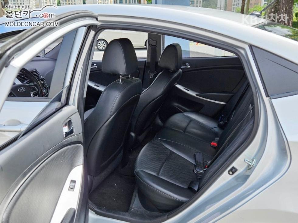 2012 - hyundai accent