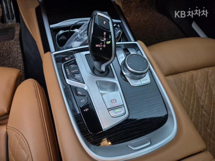 BMW 7 Series G11 740Li xDrive M Sport 9